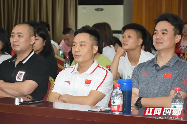 中国举重冠军廖_举重冠军廖辉的故事_廖辉举重打破世界纪录视频