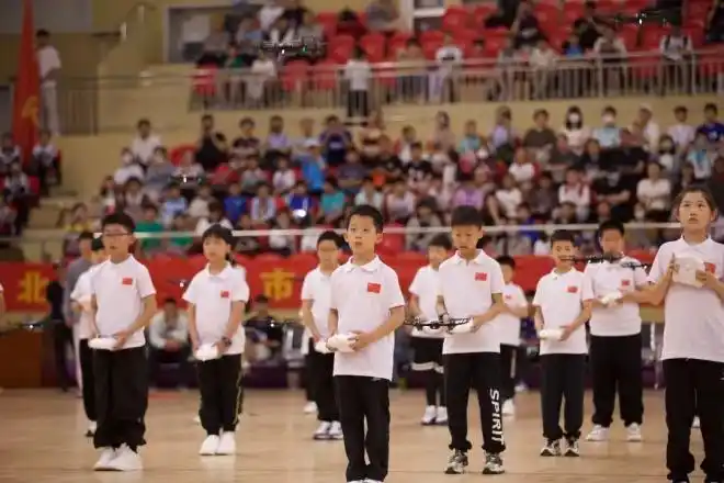 足球竞技无人机比赛规则_足球场上的无人机_足球联赛无人