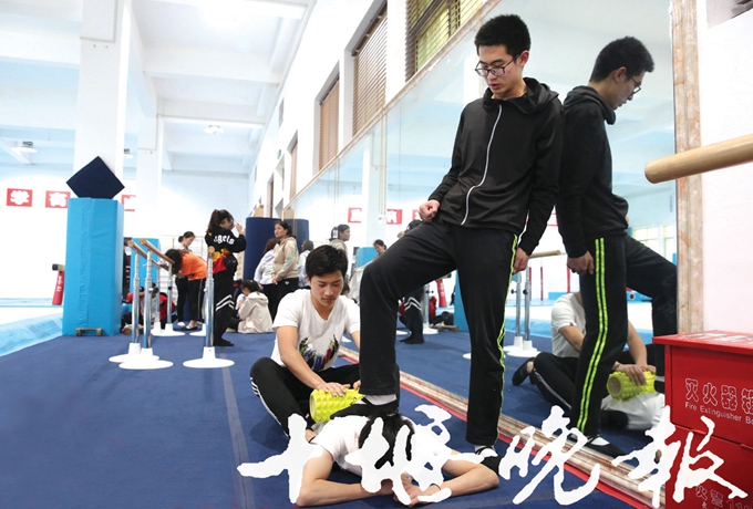 体操运动员上肢训练_学生上肢体操_小学生上肢操